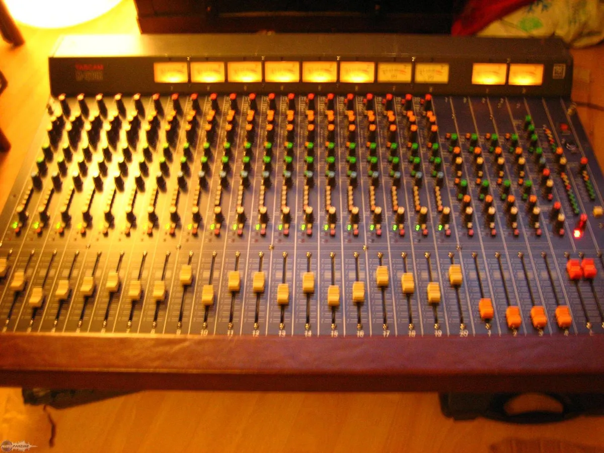 TASCAM m-320